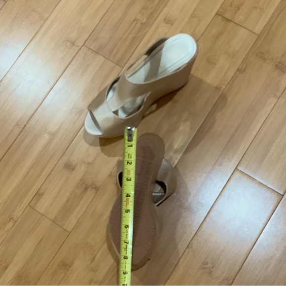 NWOT  subtle shimmer platforms - Picture 13 of 15